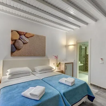 Makis Place Aparthotel 2*