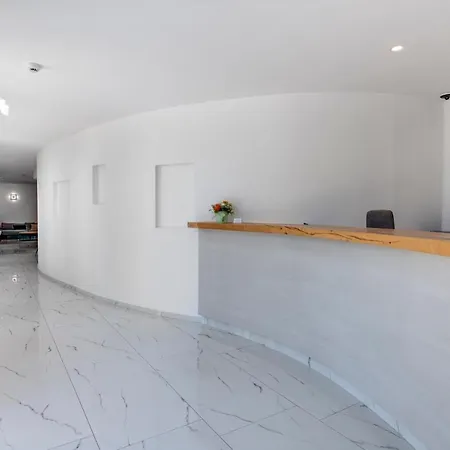 Makis Place Aparthotel