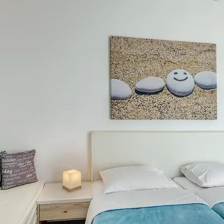Makis Place Aparthotel 2*