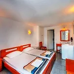 Hotel Makis Place 3*