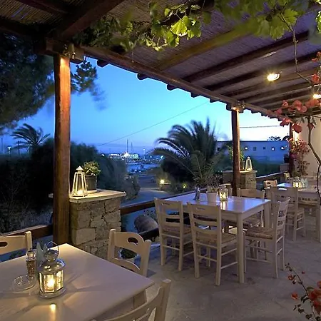 Makis Place Hotel