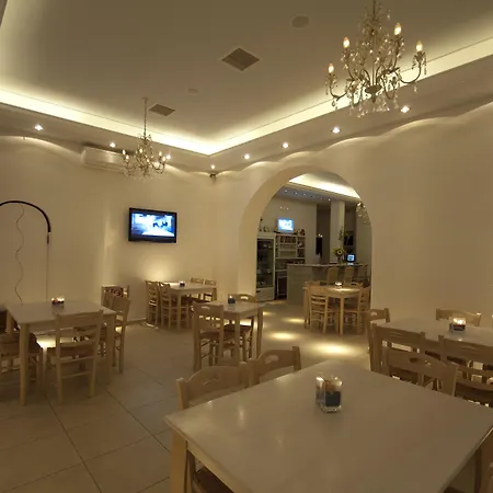 Makis Place Hotel