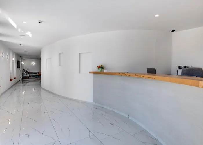 Makis Place Szálloda